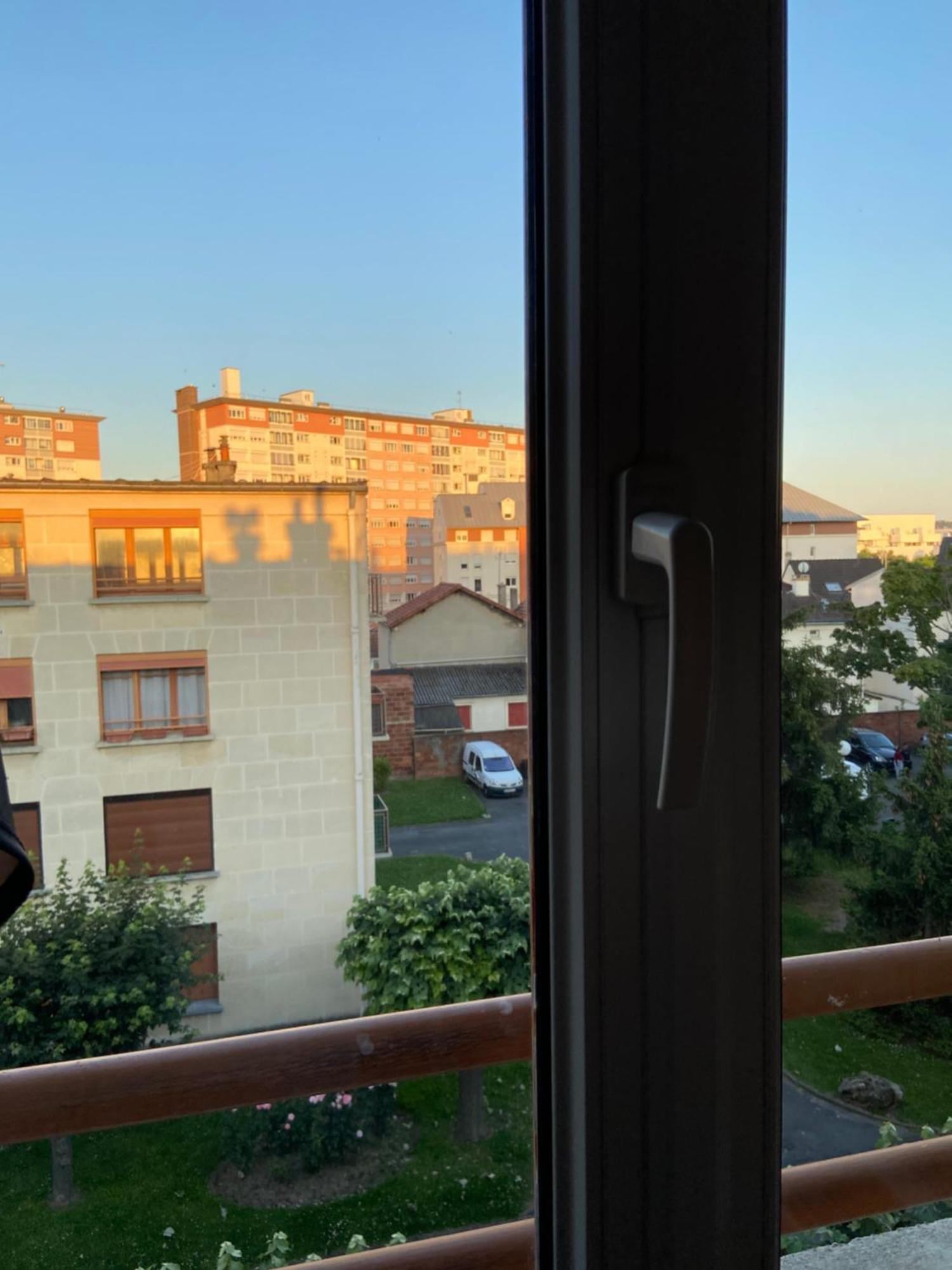 Chambre Simple Paisible Proche De Paris Drancy Luaran gambar